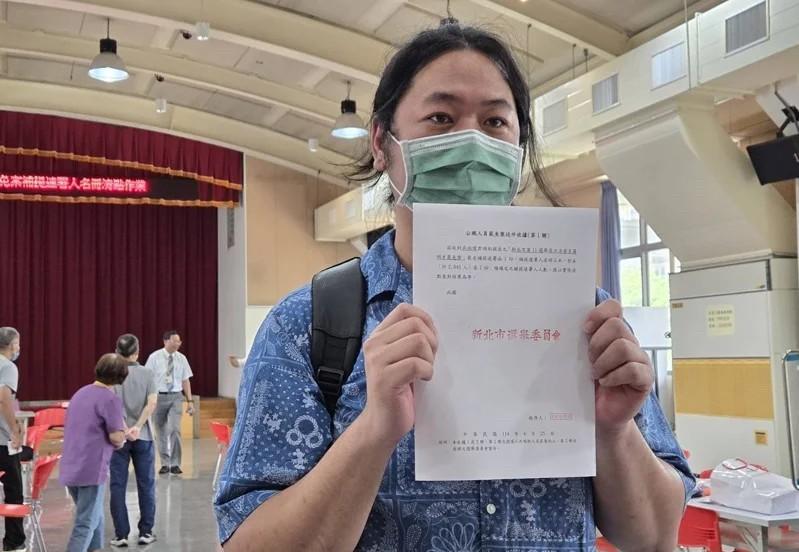 “拔罗波”团队补送2040份罢免连署书，警车护送。这支由新北市议员陈乃瑜、陈