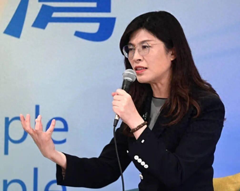 郑丽文确定动手，台当局终局即将到来？ 国民党主席郑丽文在新竹县辅选造势中，喊