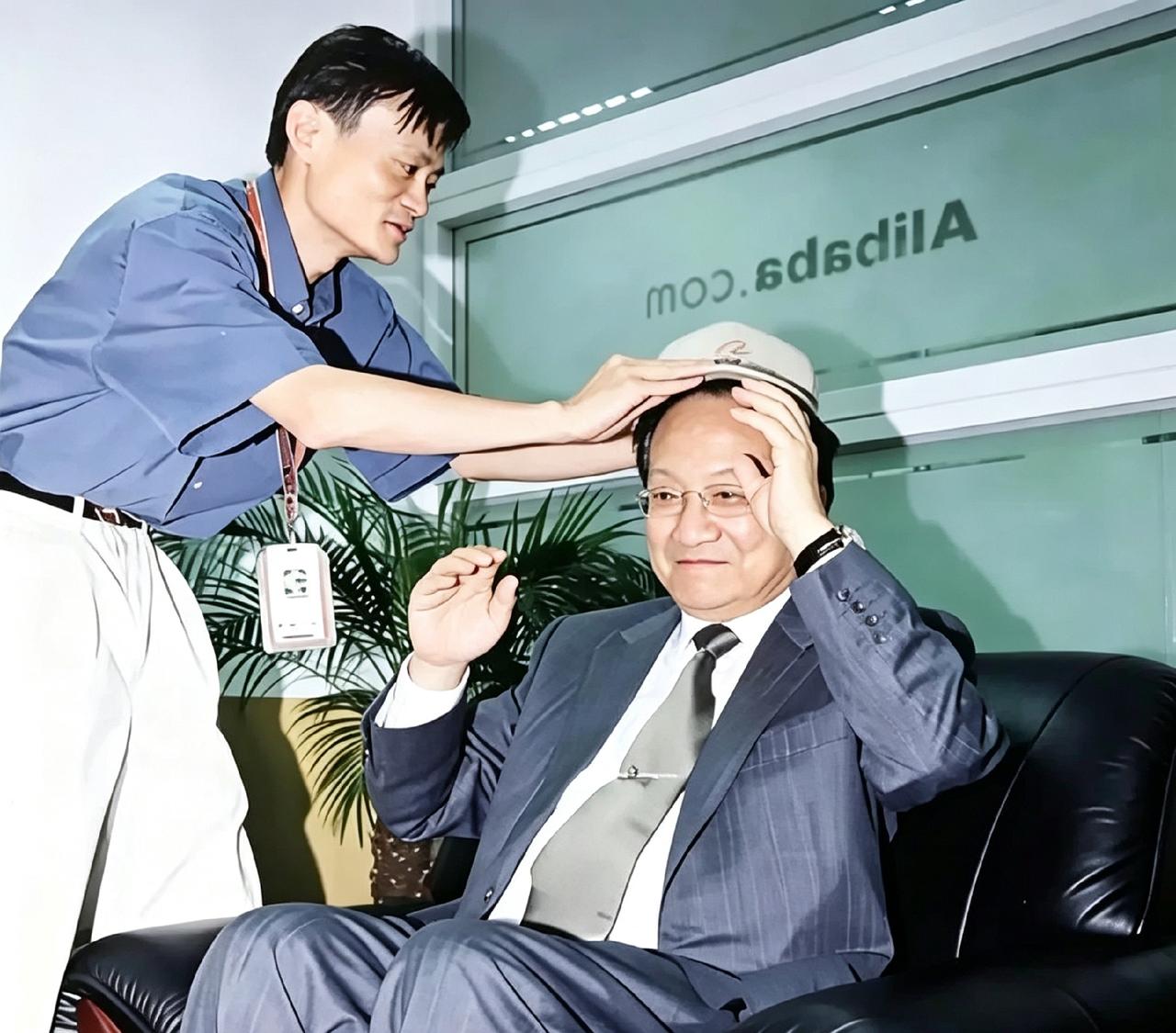 2000年，马云给金庸戴了顶阿里小帽。老爷子给淘宝留过一句话：宝可不淘，信不可弃