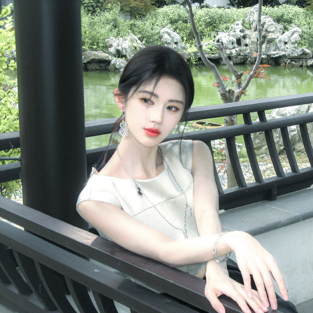 💙鞠婧祎露芜衣💙鞠婧祎上官芷眼泪是圆的 但坠落时拉长成一条细线 像把钝