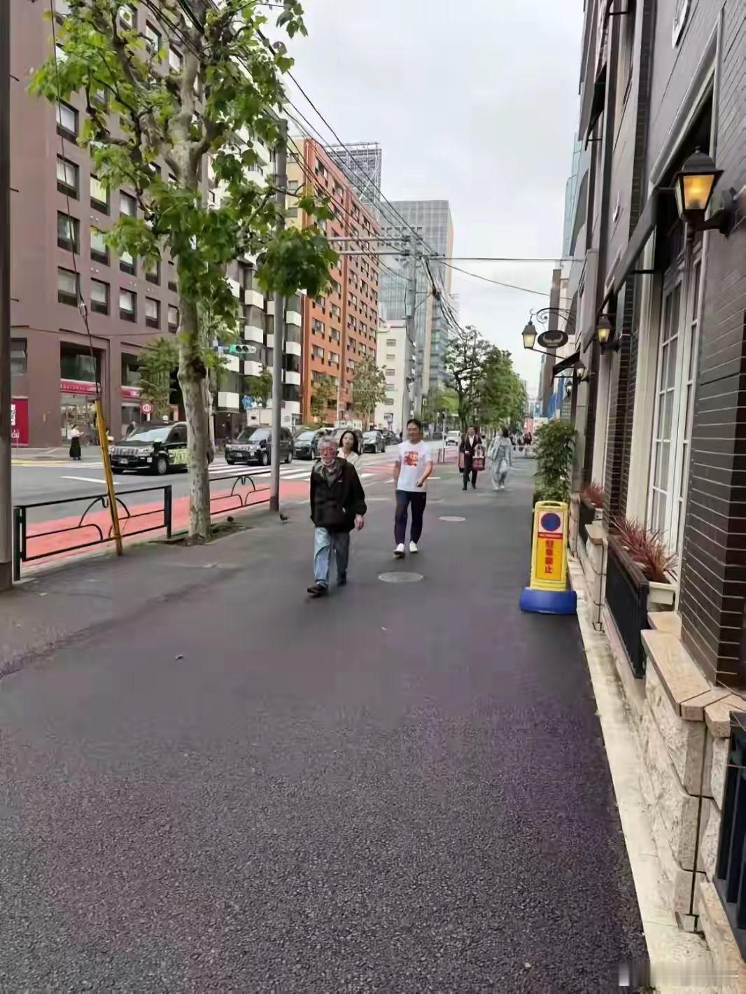 刘强东化身行走的广告牌，身穿猪猪侠T恤走在日本东京的大街上。为了京东外卖大强子太
