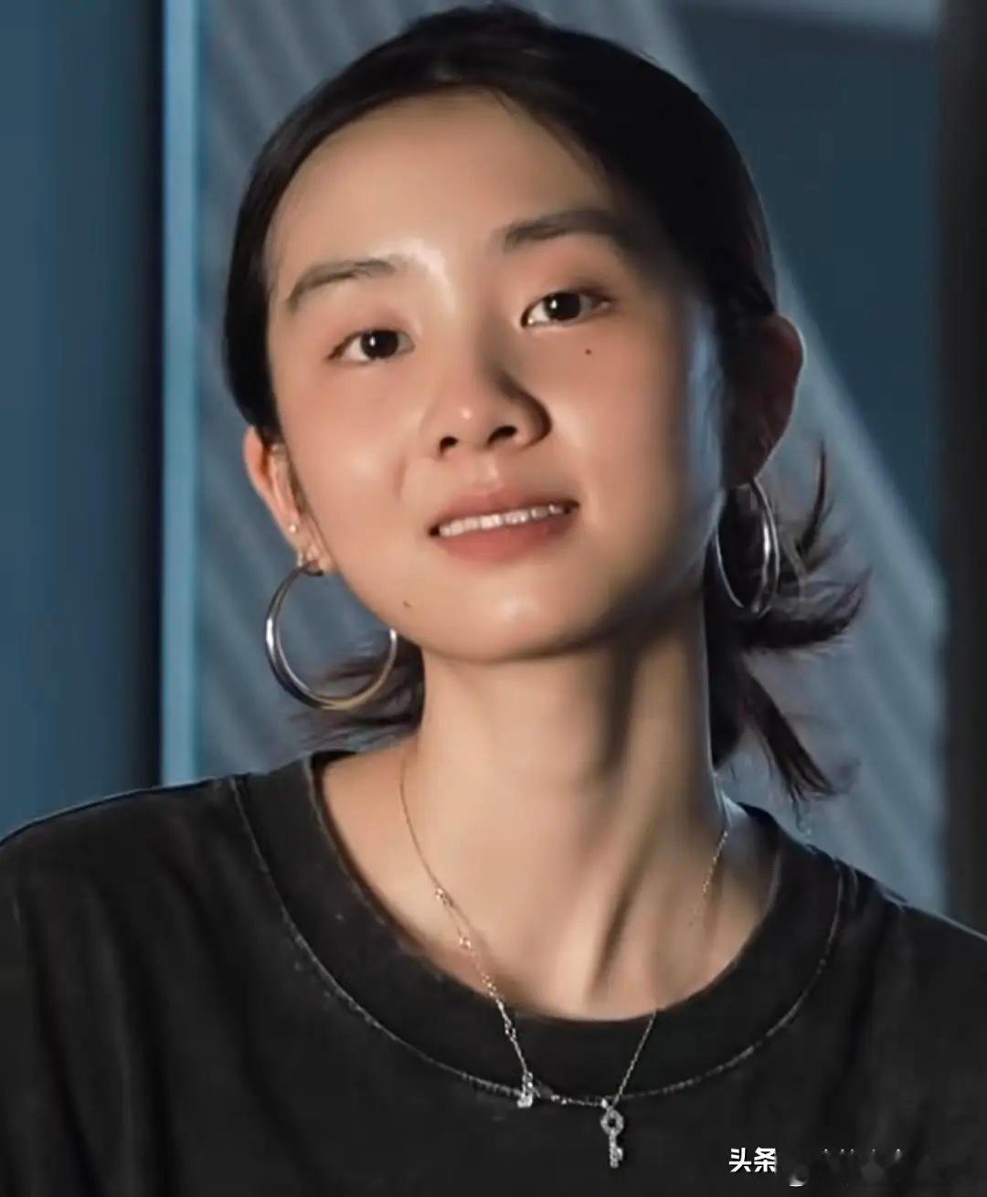 黄磊家大女儿参加暑期实践活动了，20岁黄多多穿黑T恤，盘丸子头现身，很多角度都像