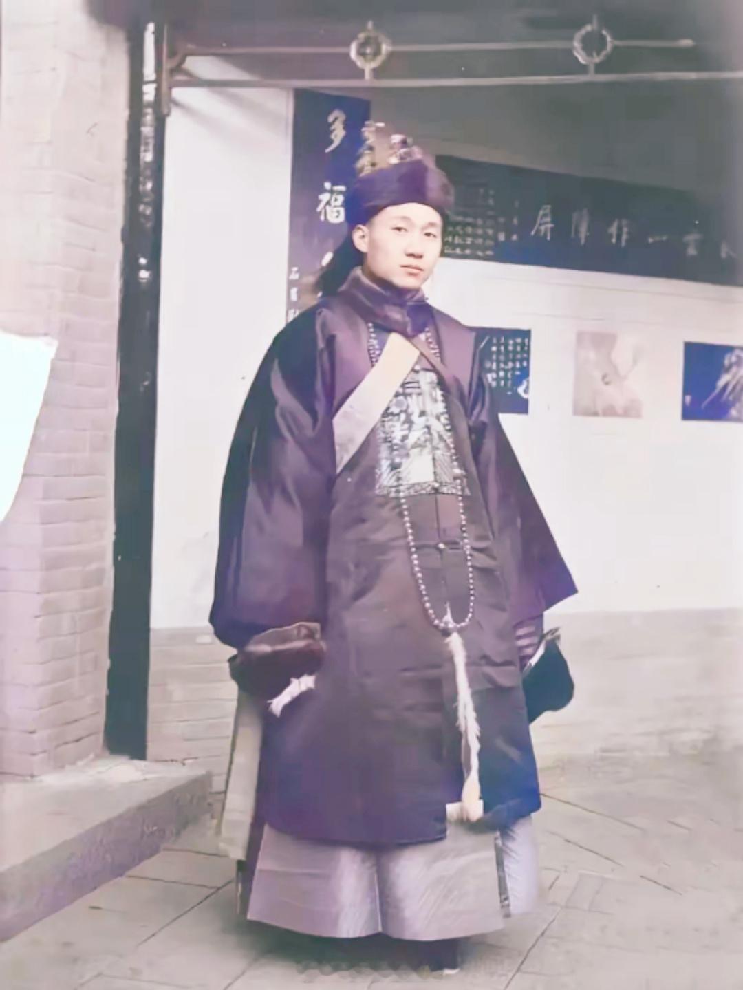 1910年，山西。30岁的孔祥熙穿官服，他出生于太谷一个亦商亦儒的家庭，孔子第7