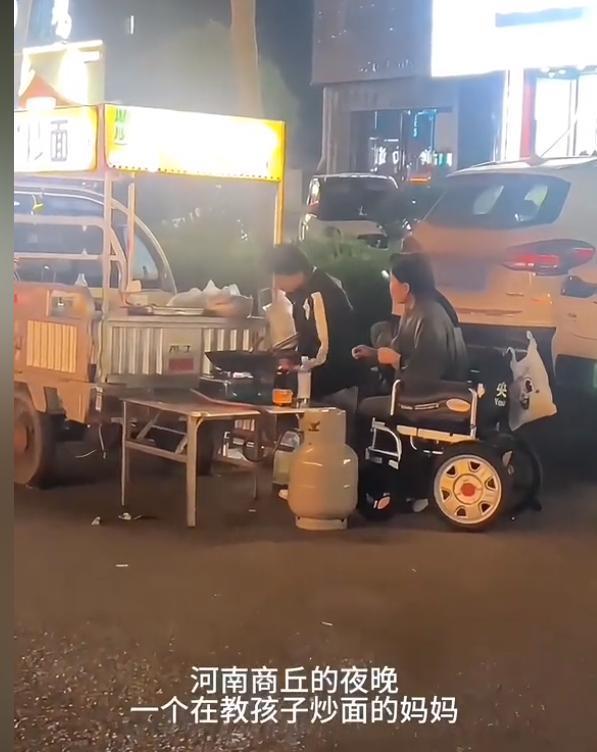 河南商丘，某一晚，一名男子在街边摊吃面，付款时却转了6万元，原来这家摊主的丈夫已