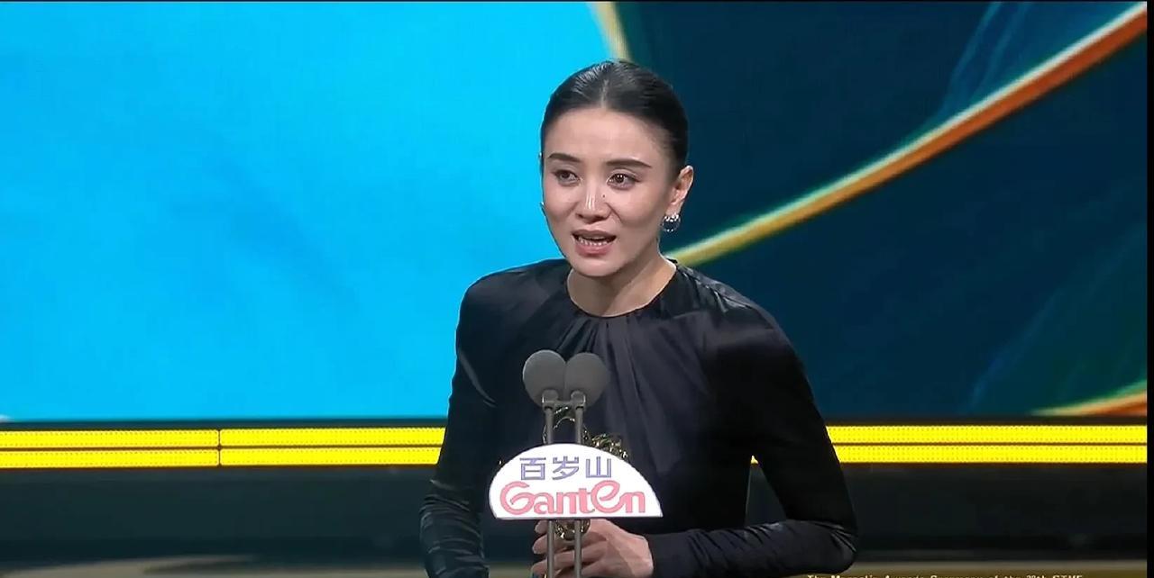 宋佳，真是上海女演员的克星啊。2012年，她凭借在《悬崖》中的出色表现，击败因