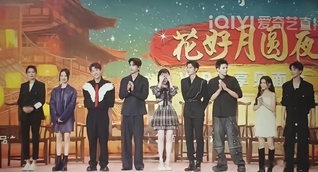 这难道就是张凌赫艳压王鹤棣的名场面吗？又高又壮的张凌赫杵在那，不仅把夹在中间的虞