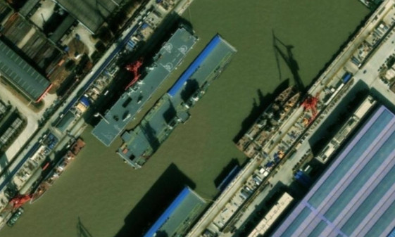 076之后又回头造2艘075？054A没上漆就下水，或为后续建造腾船坞
