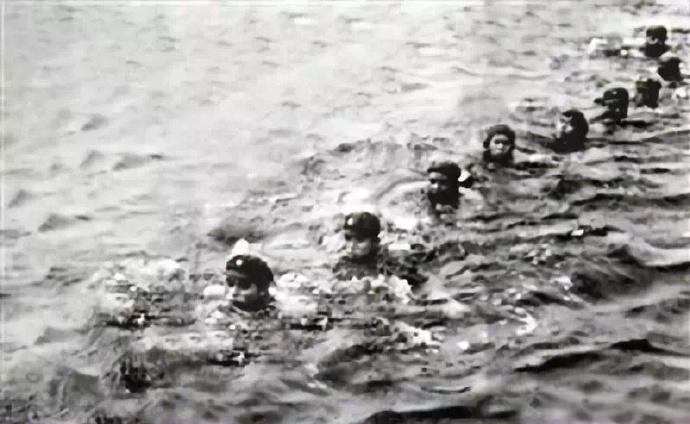 1965年9月29日，解放军驻琼某部9名战士武装泅渡琼州海峡，每人携带手枪、子弹