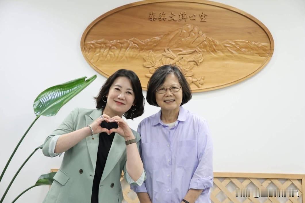 民进党立委吴思瑶今（31日）在社媒发文称，大家知道吗？小英在私底下也会叫我“思瑶