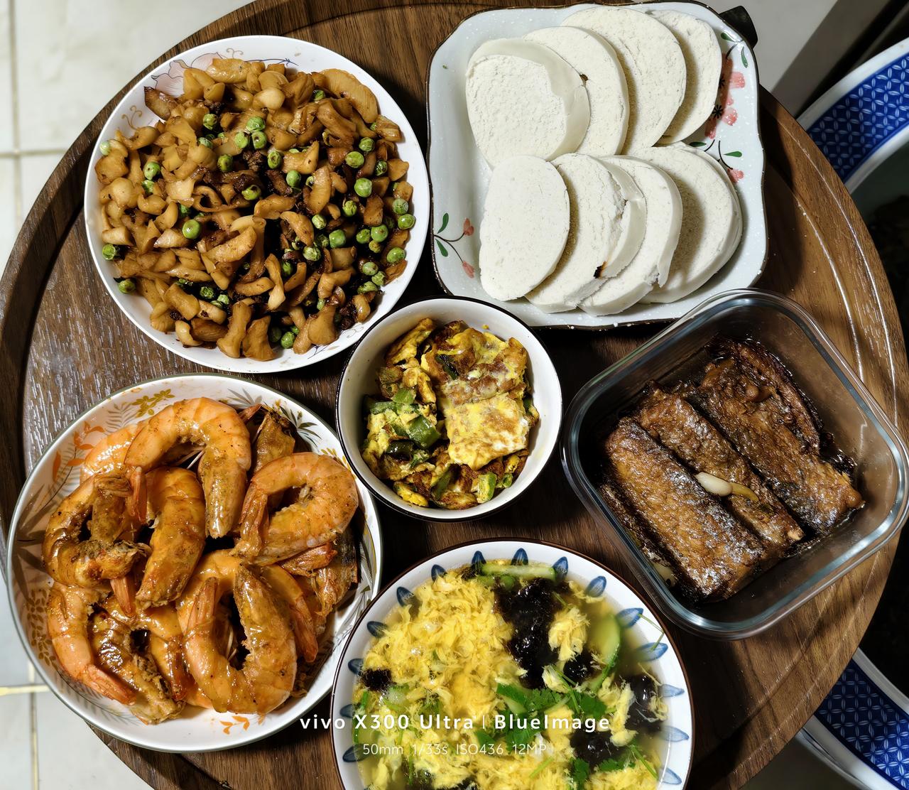 周末晚餐：油焖大虾、炖带鱼、肉沫箩卜干、尖椒炒鸡蛋、蛋花紫菜汤，主食：烤馒头片