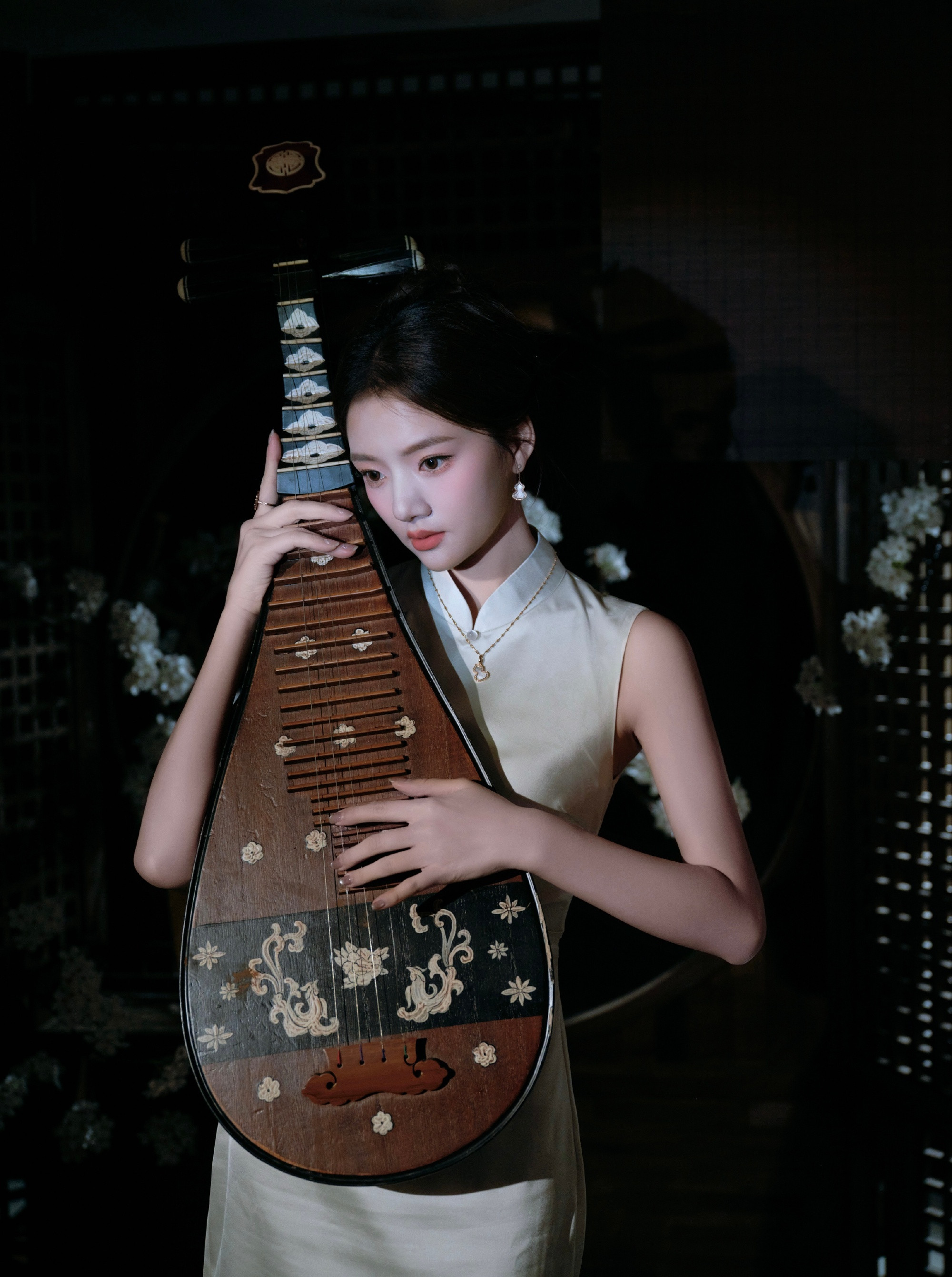 任敏“琵琶少女”：白玉坠枝头，幽谷兰花开。任敏