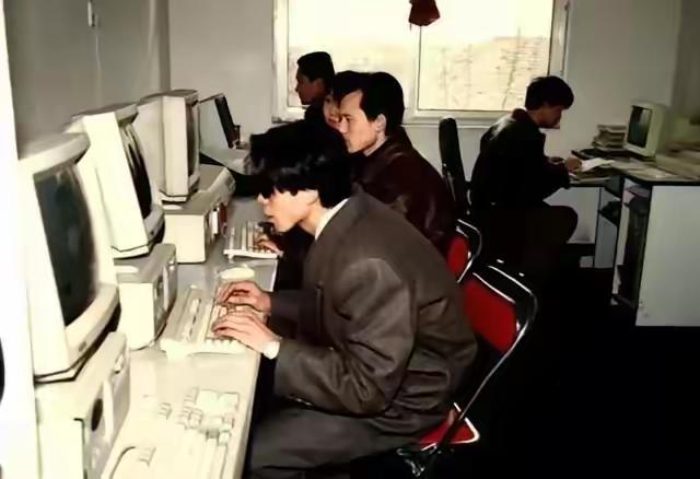 美国人断言汉字该淘汰！电脑本无中文位，中国3大神人逆天改命，扬眉吐气太解气