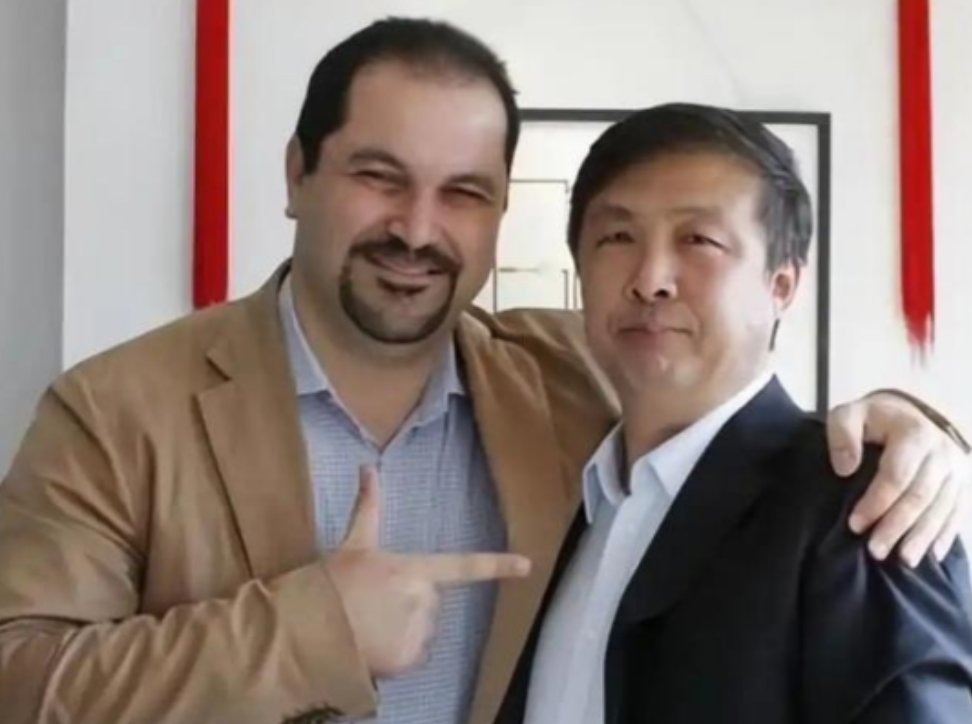“请向美国投降，别闹了！”2018年中美贸易战刚开打时，中国专家马臣跳出来说：中