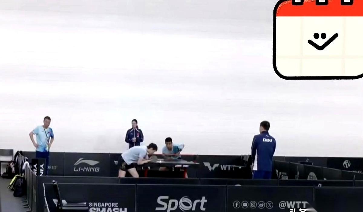 训练馆里，气氛冷得像冰窖，哪还有平时抢台子的火爆劲儿？可今天，莎莎直接和陈熠撞