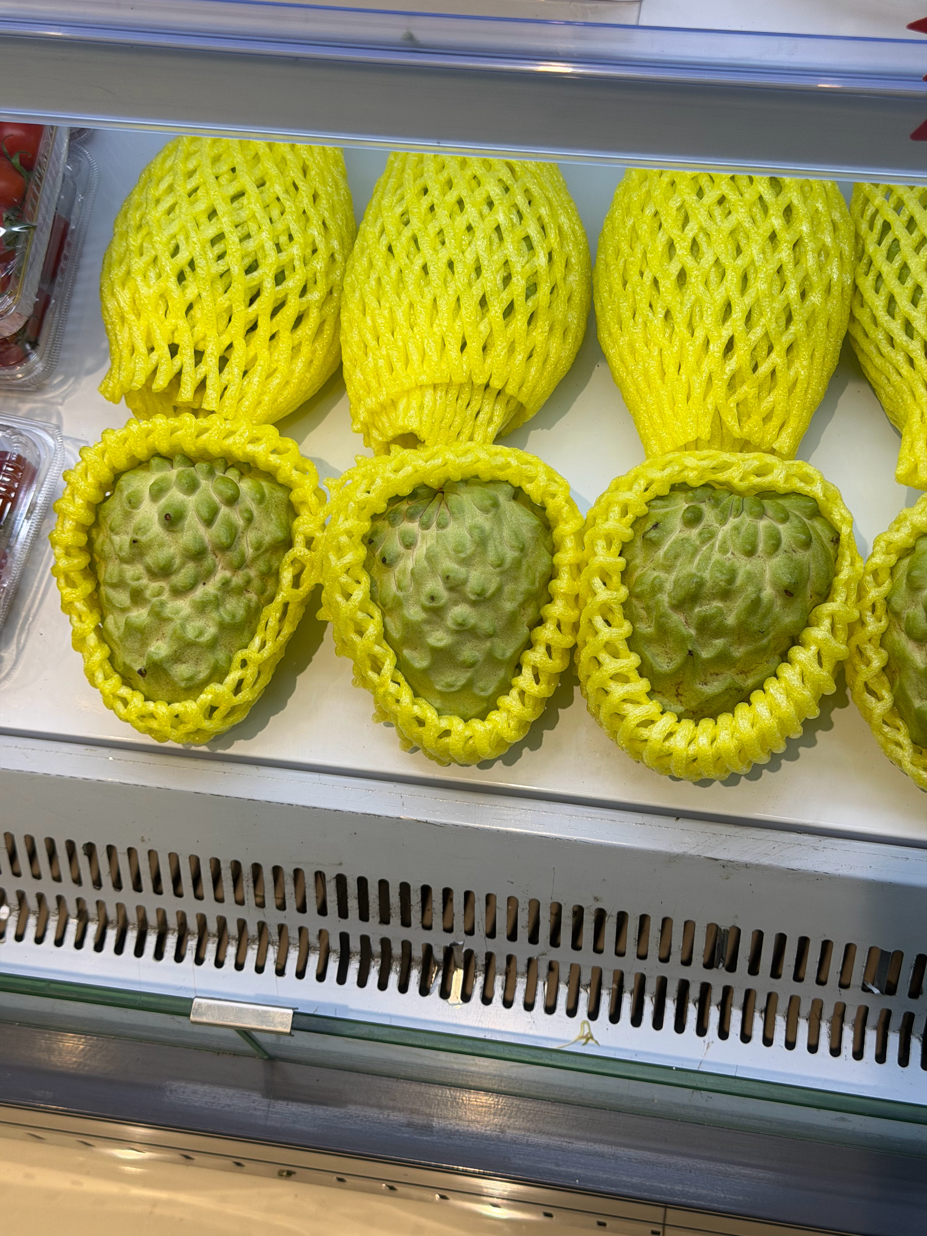 这是啥水果啊，也不标一个名字，又是多少钱一斤，整的我也不敢问老板