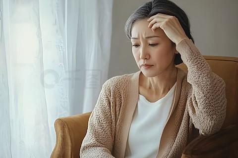 老了不知啥时候，牙齿坏了，一块一块掉了，像一把刀割着舌头；不经意间，鬓边