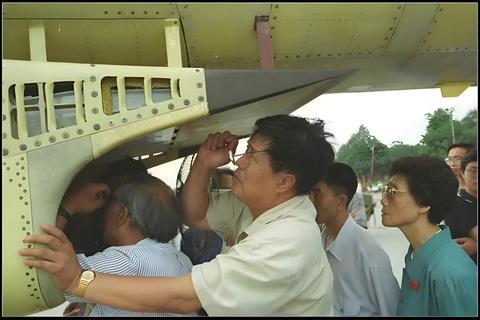 这张照片躺了20年，歼-10CE的战斗力，可一点没躺平！如今，拿下阵风第