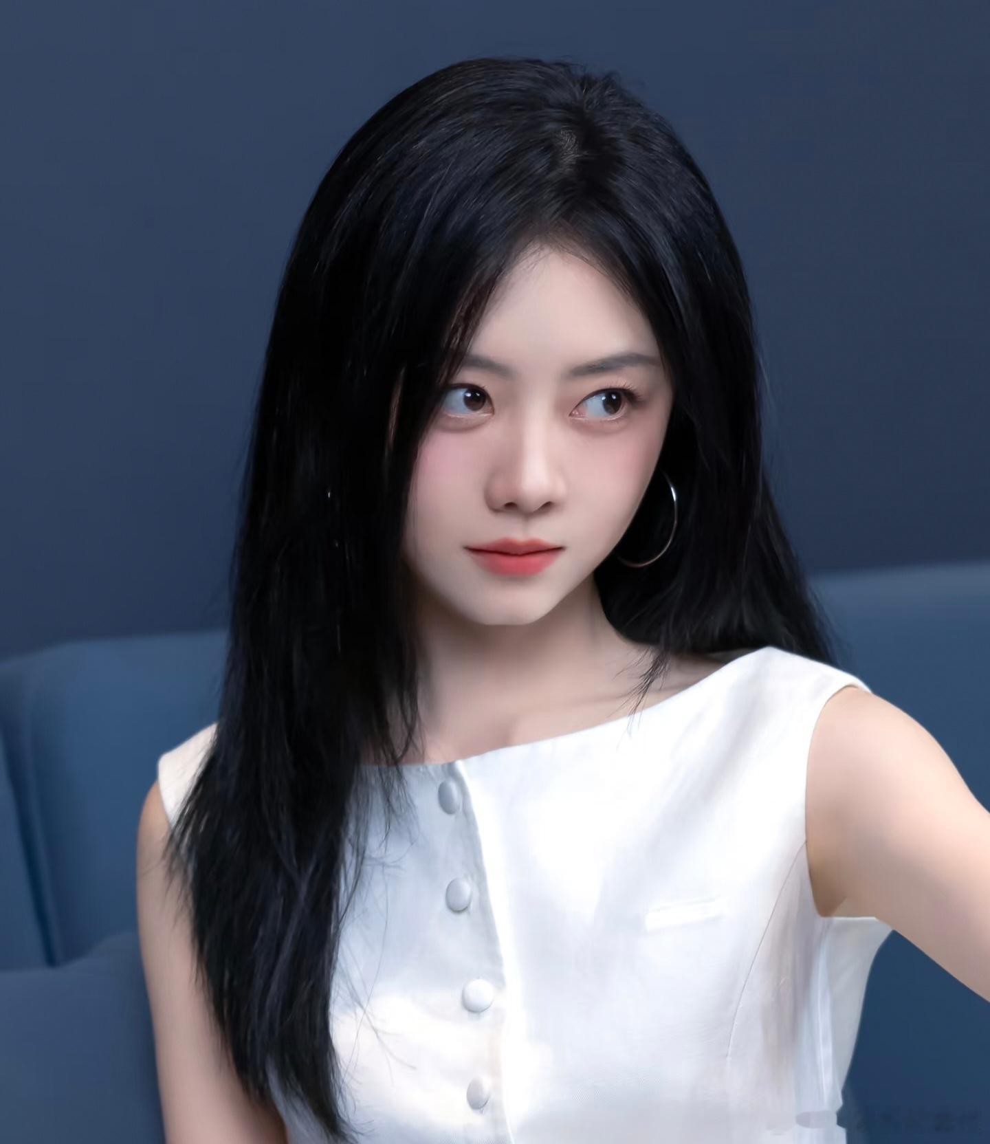 谭松韵给我一种历尽千帆过后的美，现在的她明媚中多了丝温柔