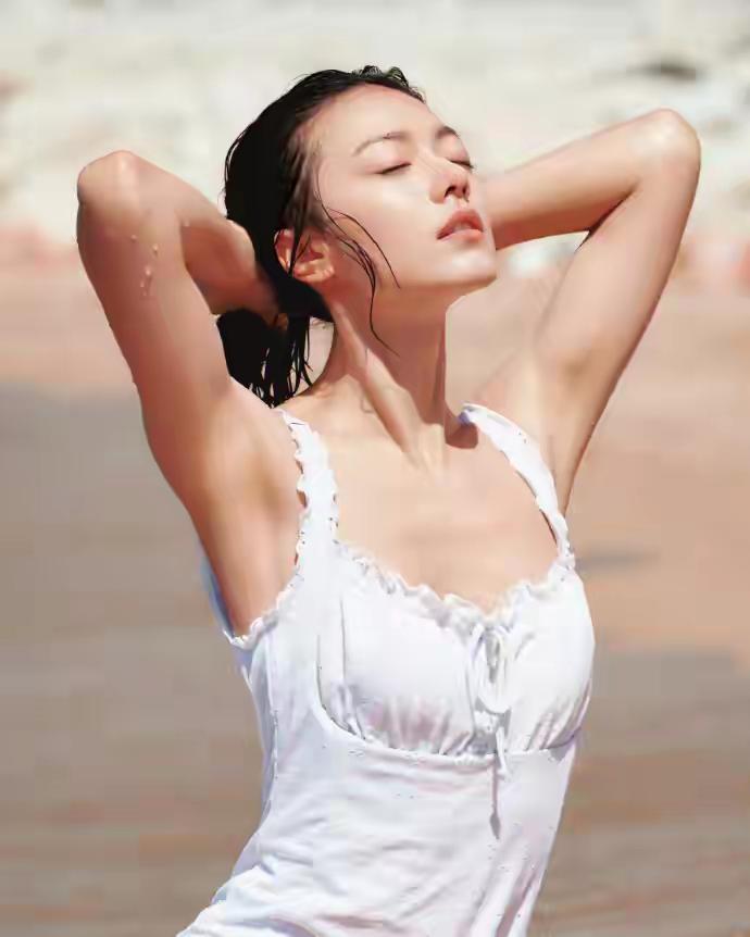 赵今麦这次海边泳装照出来，我第一反应是这孩子真长大了。以前《少年派》里那个李尖尖