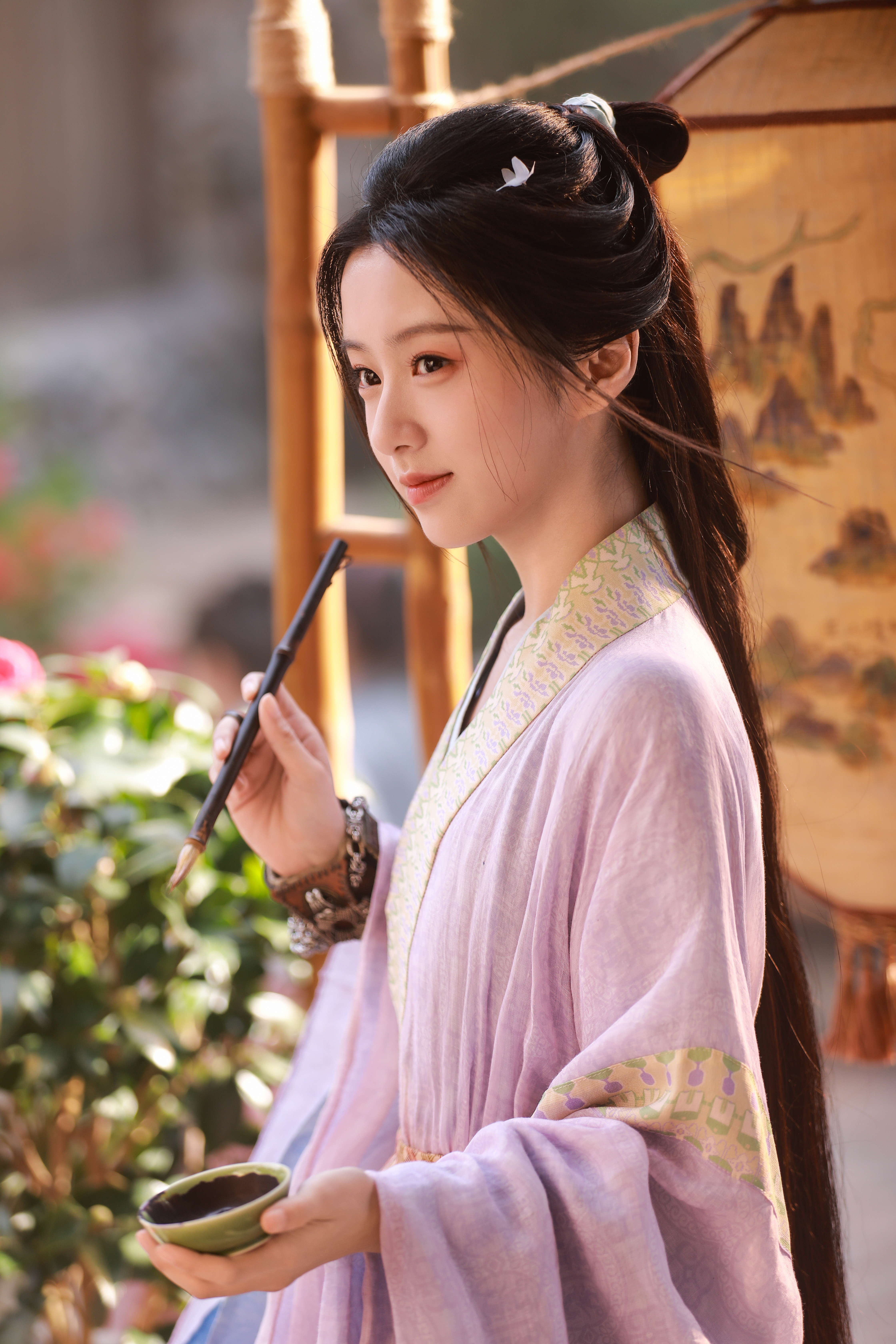 包上恩白袂轻扬，丝带逐风，静立如诗，每一缕发丝都在诉说着跨越千年的温柔与勾魂。