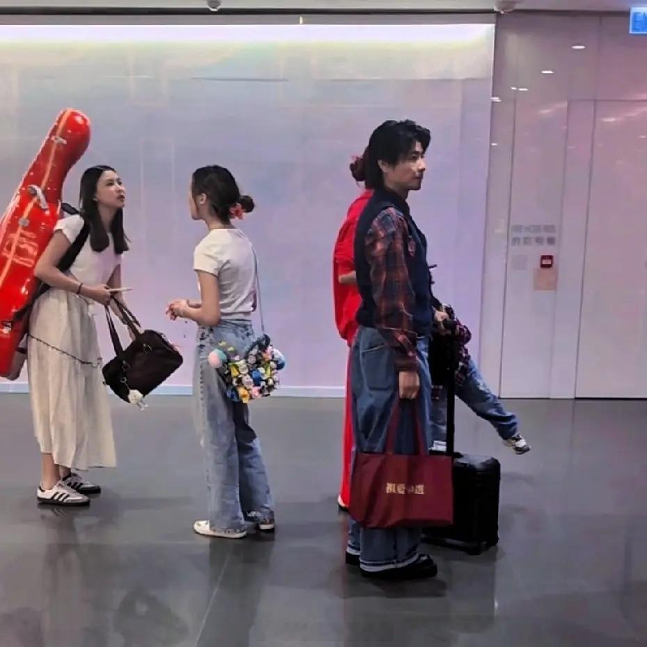 有网友在香港偶遇蔡少芬一家，两个女儿还有儿子，一家人很热闹！