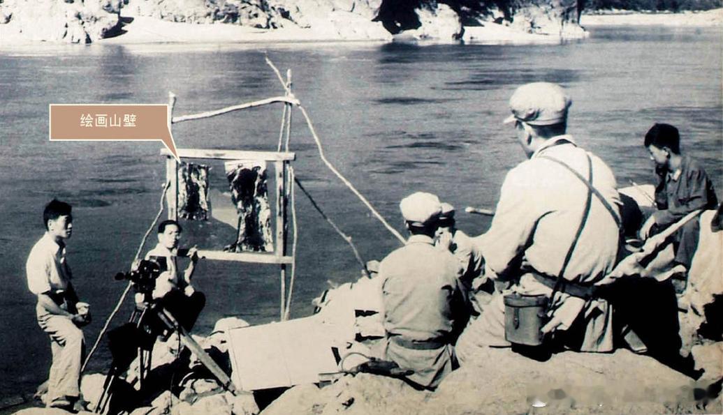 1961年电影《突破乌江》中绘画合成的工作照，绘在玻璃上的山壁与远山形成透视合成
