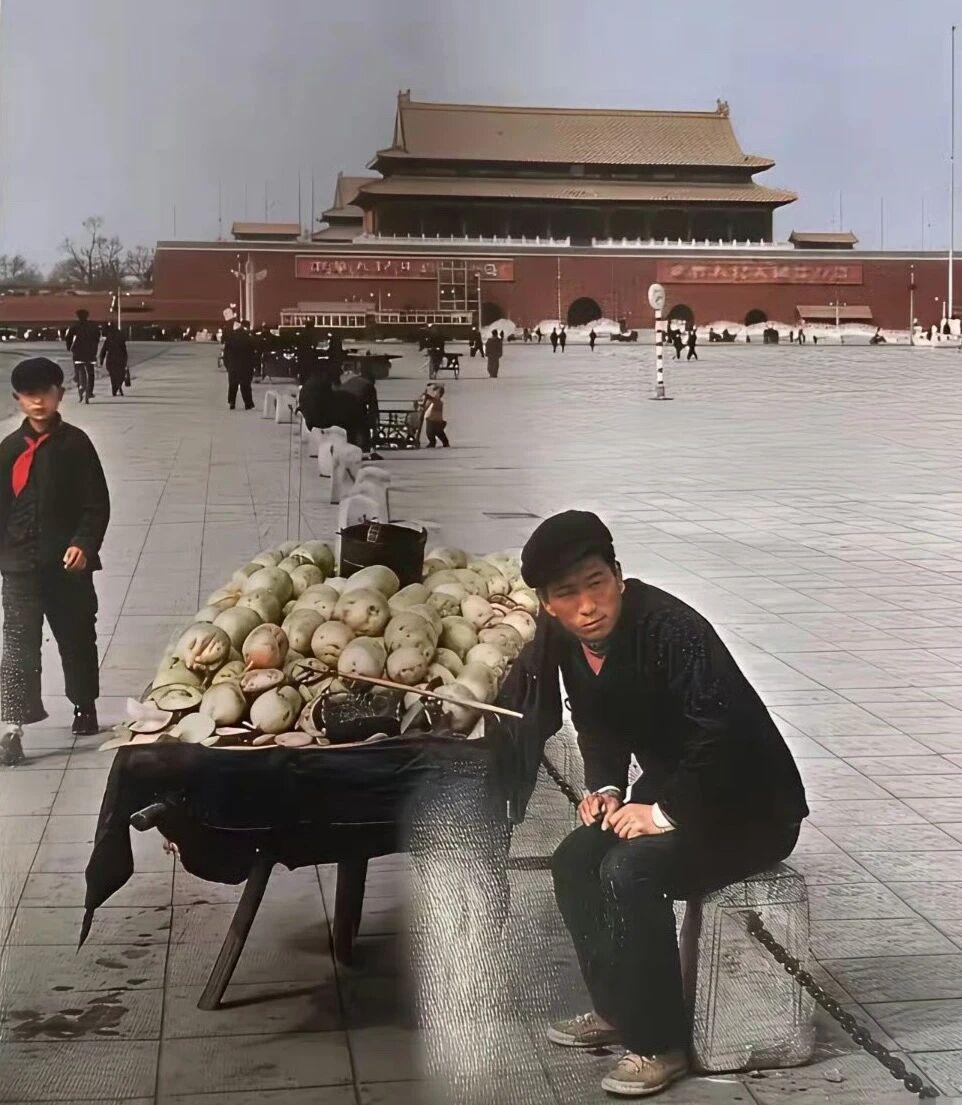 分享老照片故事上世纪五十年代，一个小贩推着独轮车兜售萝卜。