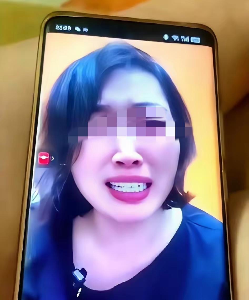 这位济南妈妈不依不饶，一定要追究班主任的法律责任，同时，也有部分自媒体开始为班主