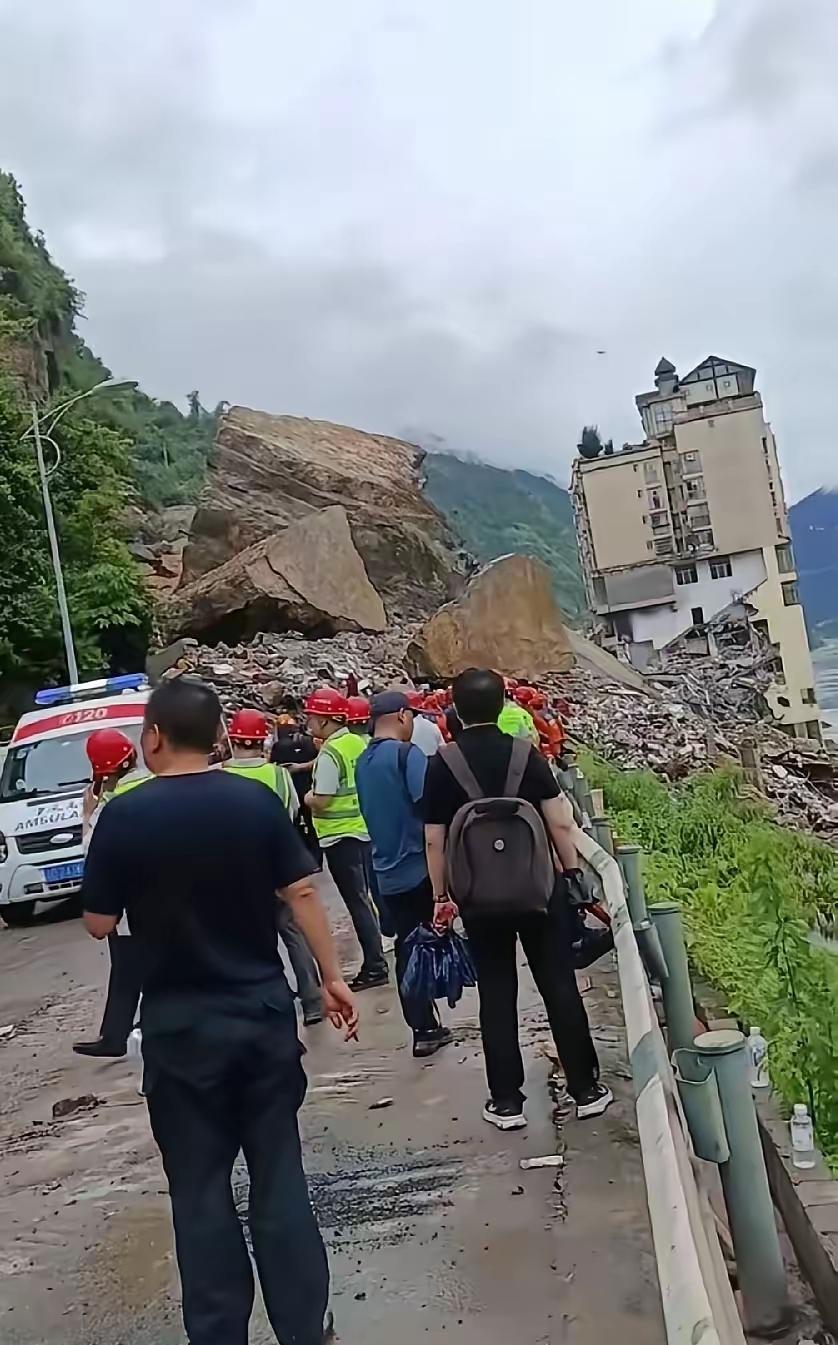 一句话让我破防了。中国安能集团首席技术专家周志东，干了一辈子工程应急救援，