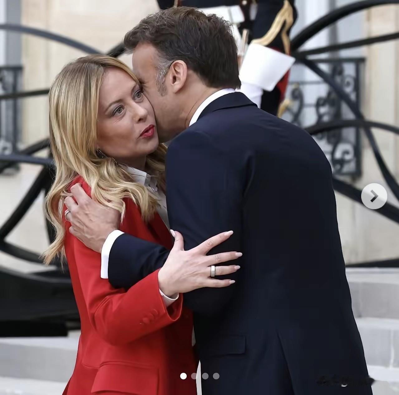 马克龙迎接梅洛尼行贴面礼，美女总理挣扎表情恐惧这是2026年4月17日巴黎爱