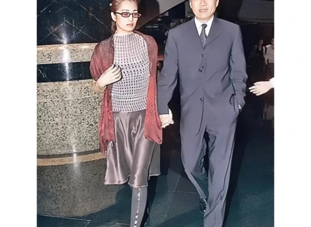 这是巩俐与她的第一任丈夫黄和祥一同出席活动时的一张老照片，拍摄于上世纪90年代。