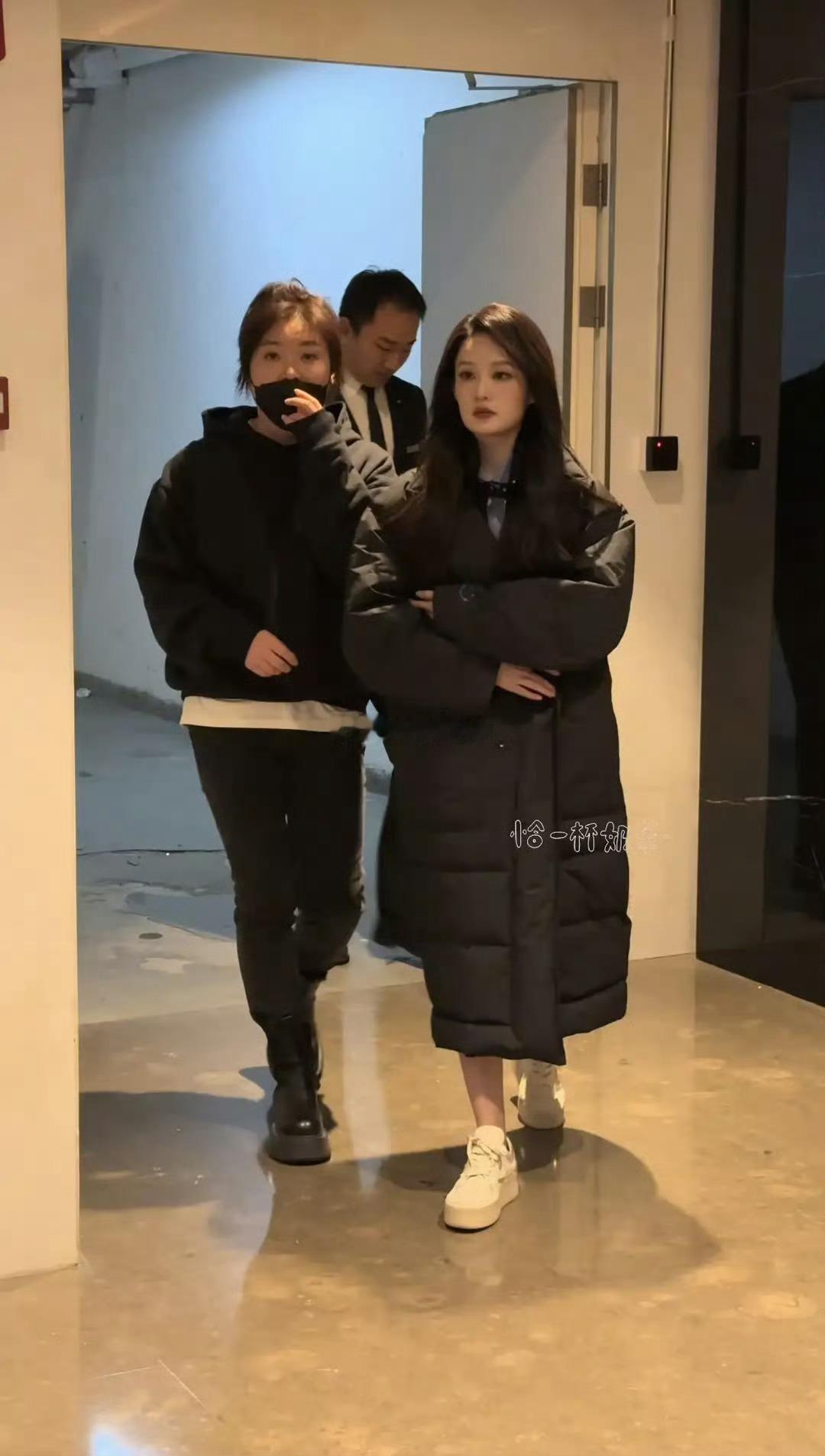 李沁线下活动造型绝了！黑色长发配黑裙，腿细脸小，气质超绝，一出场就像美神降临，太