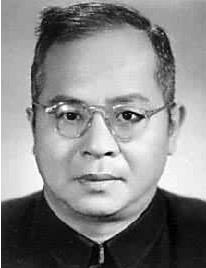 1969年，曾经的清华教授吴晗被绑在树上，批斗者一根一根拔光他的头发，接着，他们