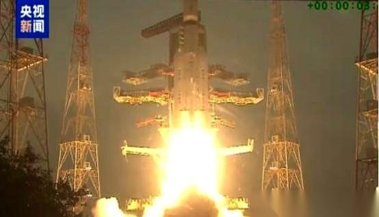 用4吨运力的火箭，把4.4吨的卫星给怼上天。这事儿听着就像是拿五菱宏光去拉了一