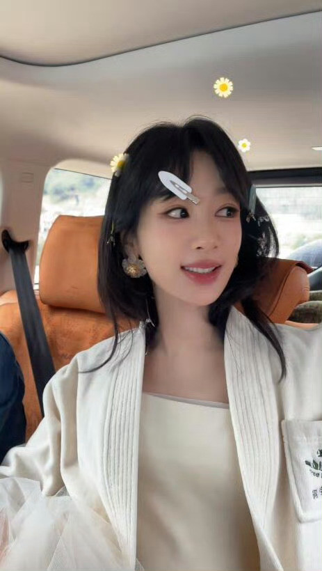 杨紫的vlog笑点太密了杨紫太可爱了，生图好美[抱抱]​​​