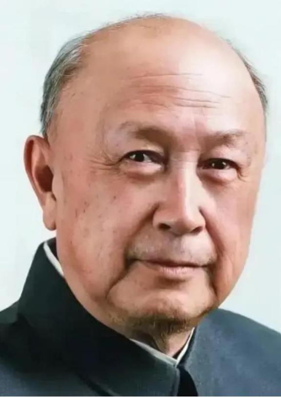 1964年，钱学森回家吃饭，夹起一块红烧肉，突然惊呼：“别吃，拿去化验！”，谁知