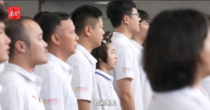 全红婵被挤到后排了？一张大合照，她从前排C位滑到缝隙里，像被塞进拼图缺角。