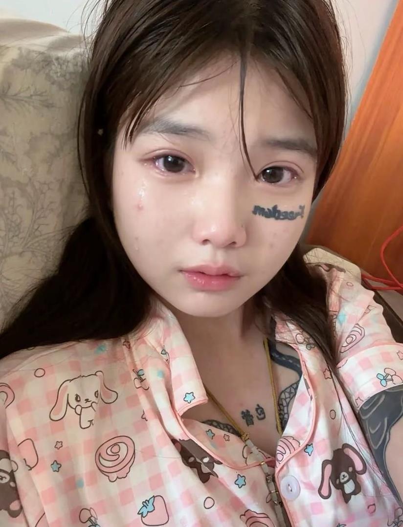 身上纹身还可以接受，看着长相像个乖乖女，脸上纹身真接受不了，什么样的男孩能找这样
