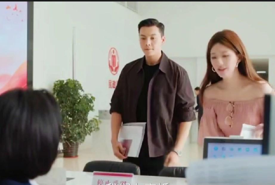 《许我耀眼》许妍拉着沈皓明到民政局离婚时，已经下午5点35了这个时间已经下班了