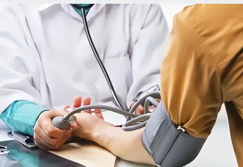 气温一高,脑梗就多。最近医院急诊室排满了人,医生一句话扎心了:“高血压的,天气热