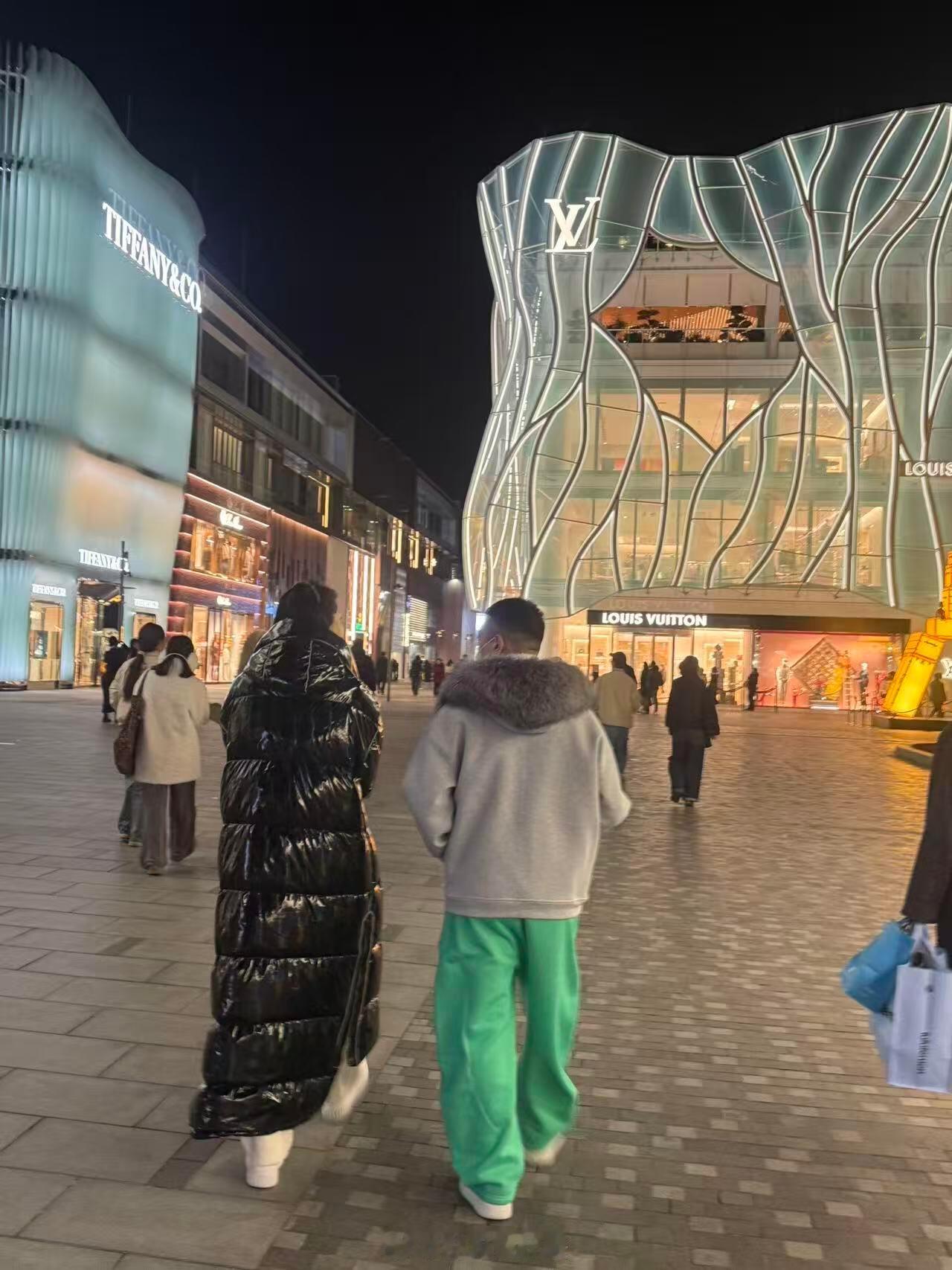 孙红雷与妻子三里屯逛街55岁孙红雷不服老打扮孙红雷与妻子三里屯逛街，55岁不服