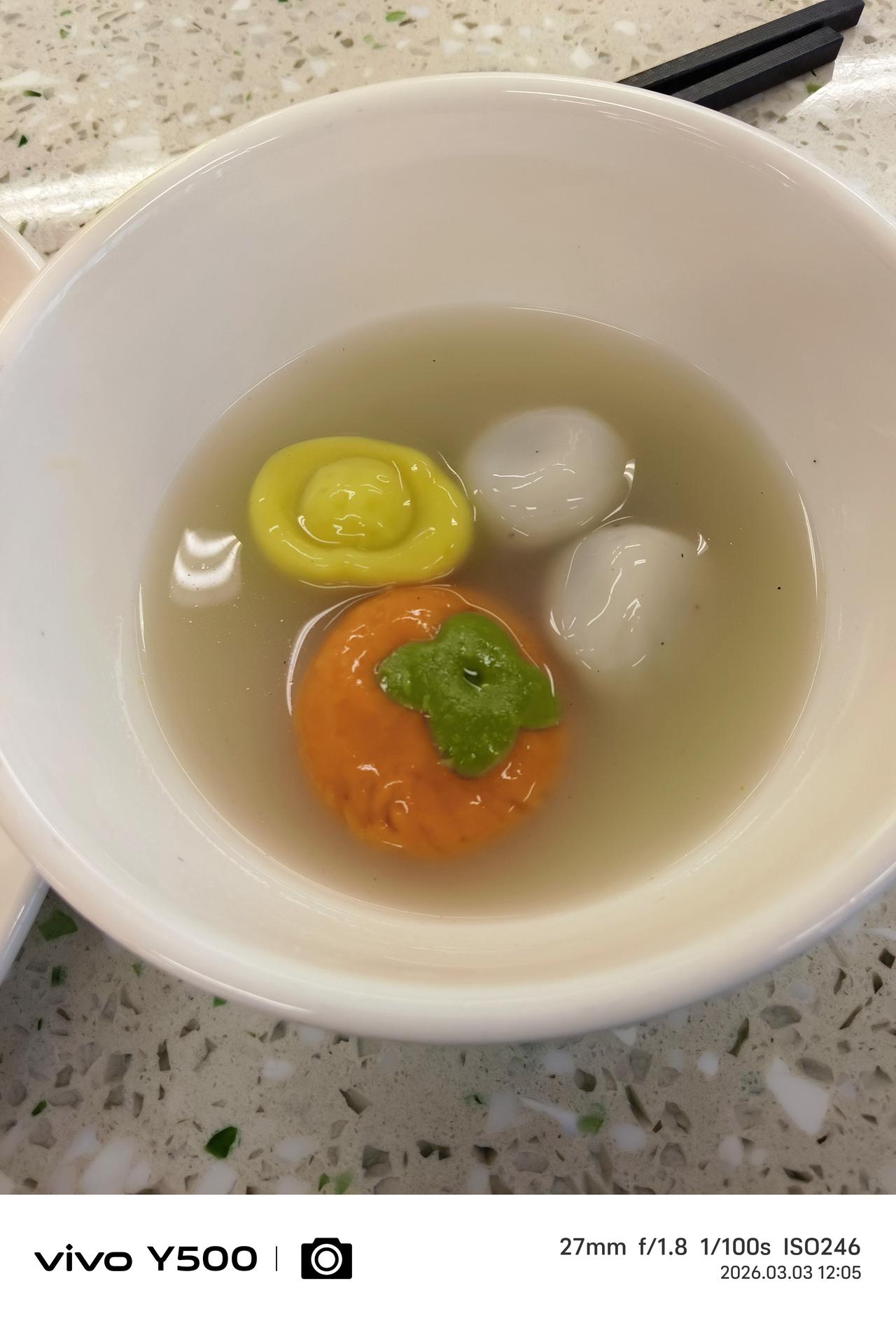 现在的汤圆做的都这么好看，食堂每个人分成四个，看着都不舍得吃，一个金元宝，一个火