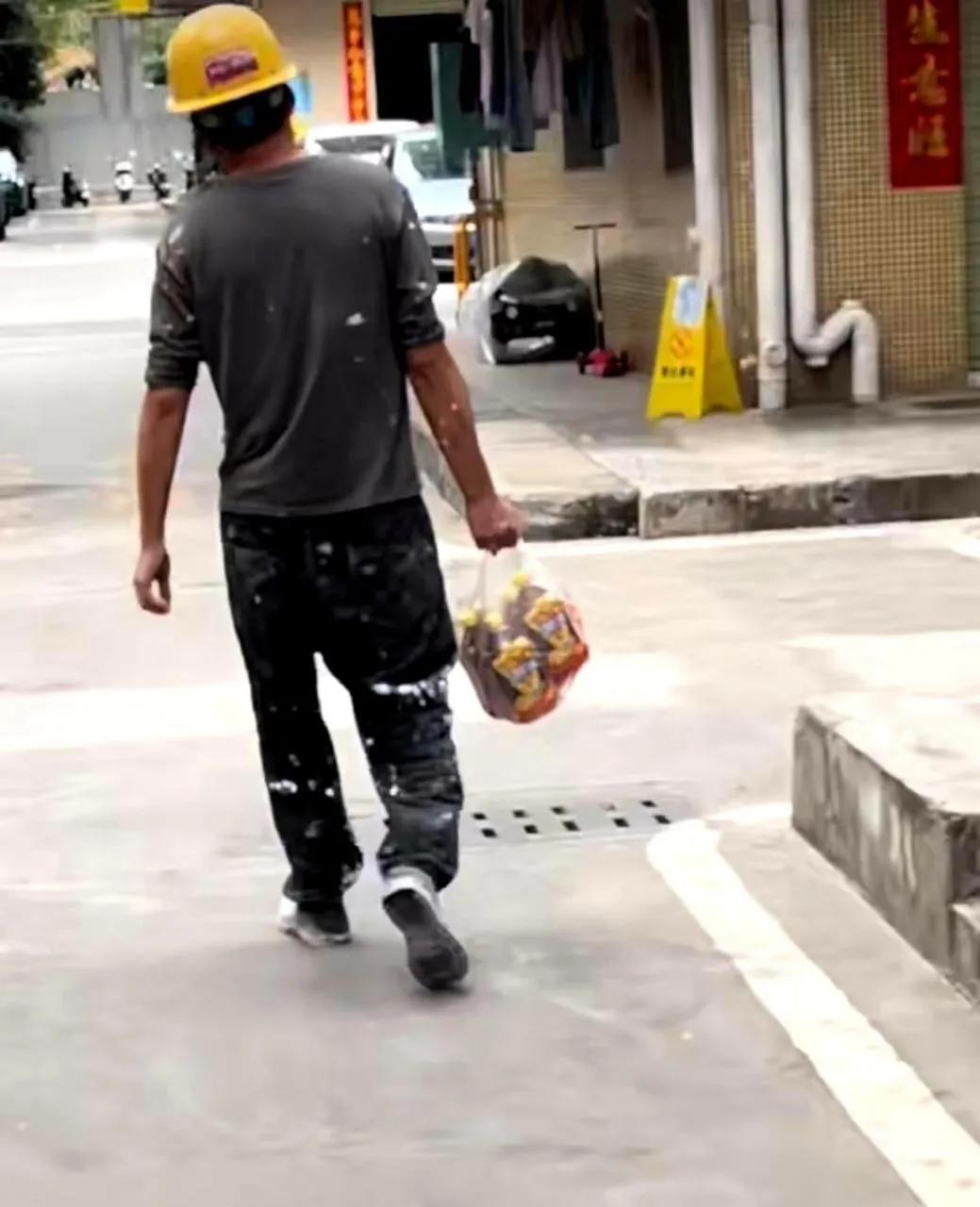 很多人天天瞅着工地，心里直犯嘀咕：明明喝矿泉水更省钱，怎么这些干苦力活的师傅反倒