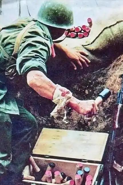 1984年，老山战斗，一22岁战士误闯入一个山洞，他发现里面竟都是女人。然而，就