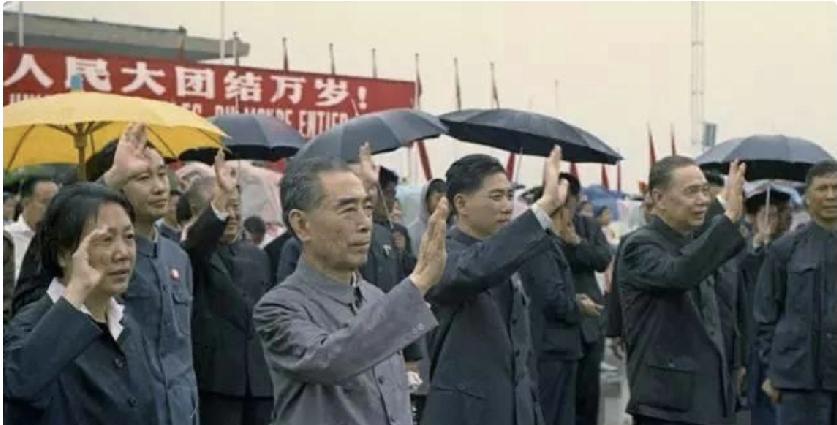 1973年上海虹桥机场，大雨如注。身患癌症的周恩来总理拒绝撑伞，与冒雨送行的群众