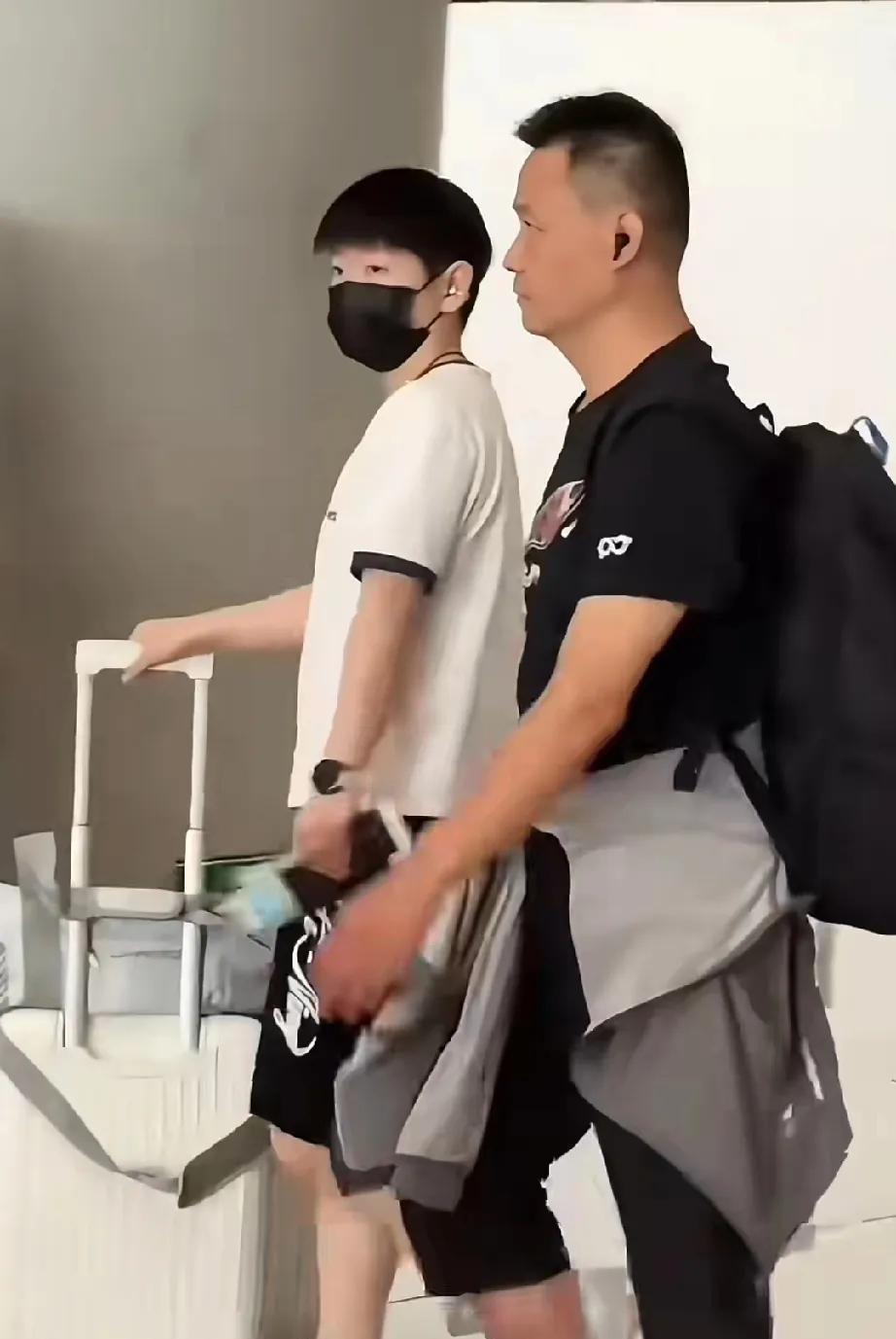 美国大满贯好像翔哥又没有跟赛，据说又是德华兼项，队医兼体能，德华又要辛苦你