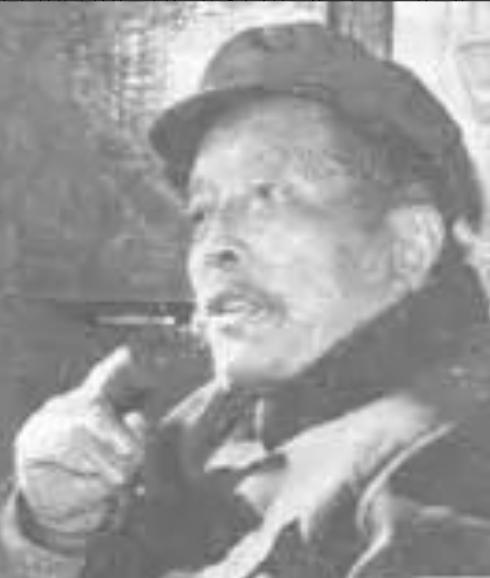 1940年，一个日本军医看中了季德胜的蛇药，他用枪抵着季德胜，呵斥道“交不交？”