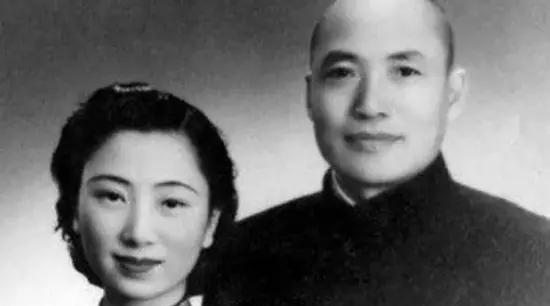 一天夜里，四川军阀杨森留宿九姨太蔡文娜房里，谁料，次日早晨，杨森的副官却拿枪对着