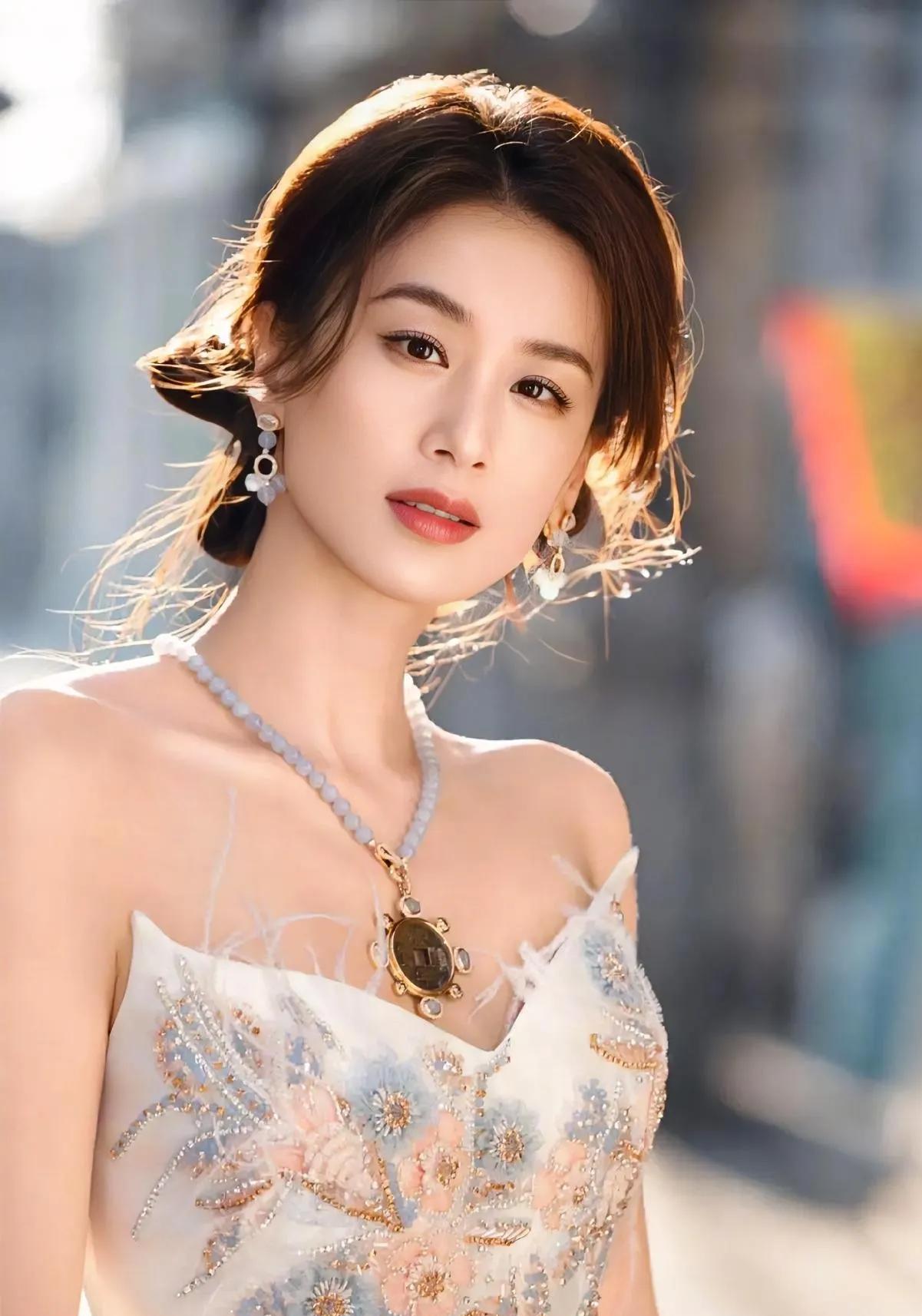我问闺蜜，黄圣依这么多年没什么作品，演技也一般，为什么还这么受欢迎？闺蜜给我举