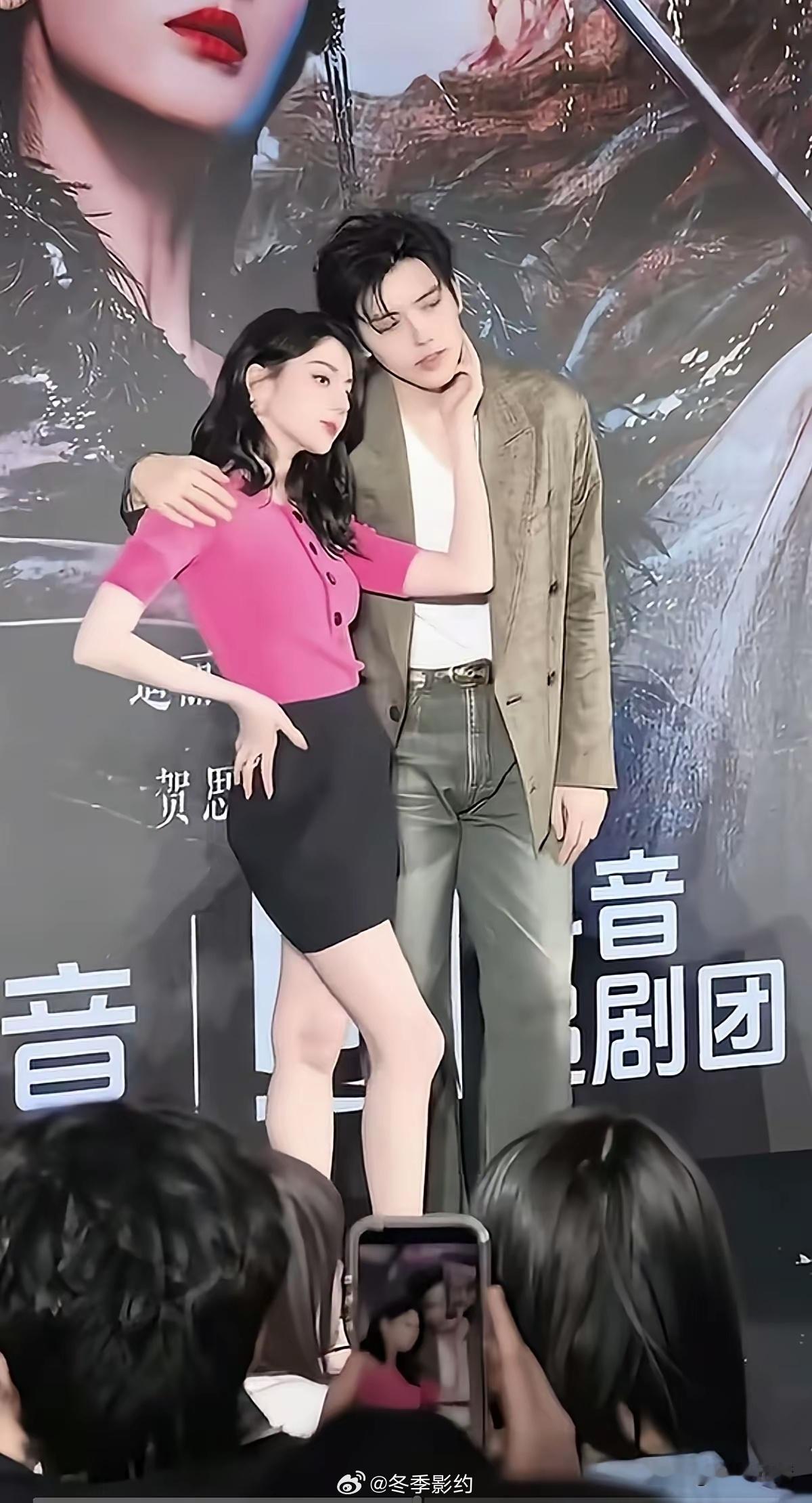 大导演陈凯歌儿子陈飞宇和迪丽热巴，他们一个俊一个靓，站在一起就像一幅画，颜值和身